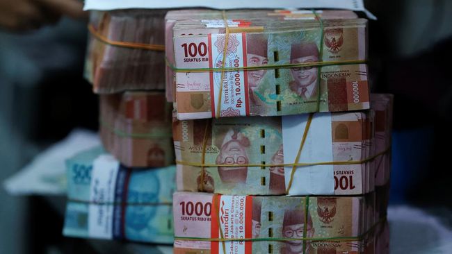 Kepala PPATK Ivan Yustiavandana menyebut salah satu pihak membawa uang tunai Rp15 miliar sekali datang dan yang bersangkutan tak melapor sebanyak 150 kali.