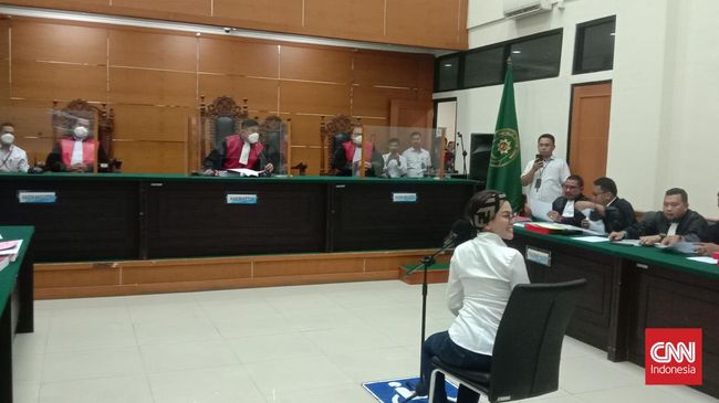 Nikita Mirzani menangis saat membacakan eksepsi kasus pencemaran nama baik di Pengadilan Negeri Serang, Senin (21/11).