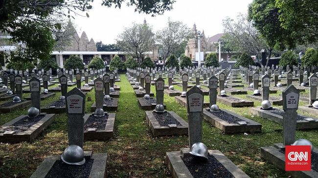 Upacara ziarah Hari Pahlawan di TMP Kalibata Jaksel dihadiri pejabat negara seperti Menko PMK Muhadjir Effendy, Tri Rismaharini dan Kepala BNPT Boy Rafli Amar.