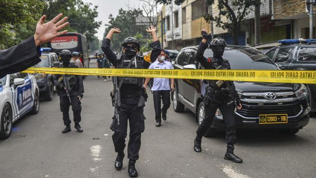 Densus 88 Anti Teror Polri menggeledah rumah seorang warga yang diduga terlibat teror bom Polsek Astana Anyar yang berada di Kelurahan Malabar, Kota Bandung.