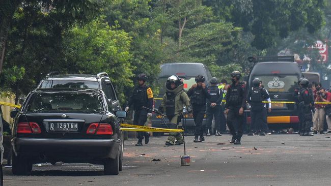 Aksi bom bunuh diri yang terjadi di Polsek Astana Anyar, Kota Bandung, pada Rabu (7/12) sekitar pukul 08.20 WIB.
