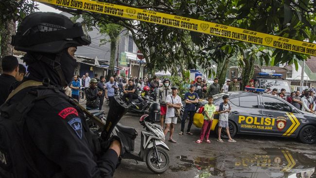 Istri pelaku bom bunuh diri di Polsek Astana Anyar Kota Bandung histeris melihat foto suaminya, Agus Sujatno, bersimbah darah.