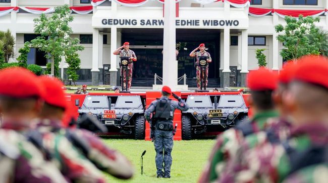 Kapolri Jenderal Listyo Sigit Prabowo resmi menjadi warga kehormatan Kopassus usai disematkan Baret Merah dan Brevet Komando.
