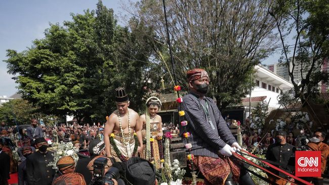 Prosesi mengantar pengantin ke pelaminan atau kirab Kaesang-Erina dihadiri ratusan ribu warga menurut pernyataan Kapolri.