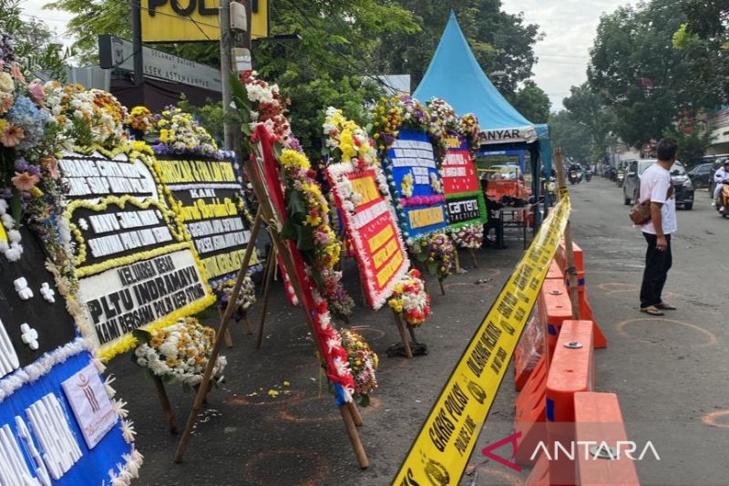 Karangan bunga dukungan ke polisi mulai membanjiri Polsek Astanaanyar