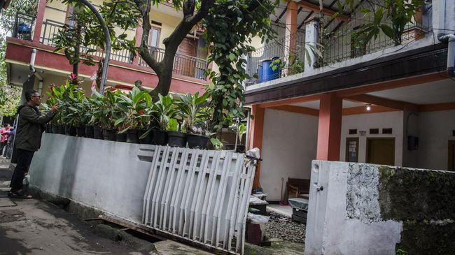 Ketua RT Asep Rusdiana mengaku tak pernah melihat Agus Sujatno, pelaku bom bunuh diri di Polsek Astana Anyar sejak tinggal di wilayah pada tahun 2000 silam.