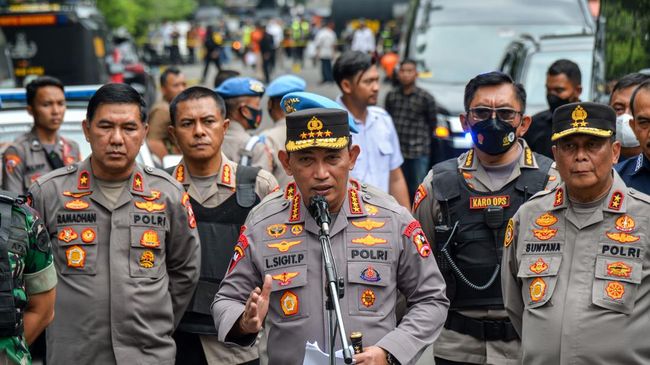 Aiptu Anumerta Sofyan, polisi korban tewas bom Polsek Astana Anyar, memiliki tiga putra di mana yang sulung saat ini duduk di bangku SMA.