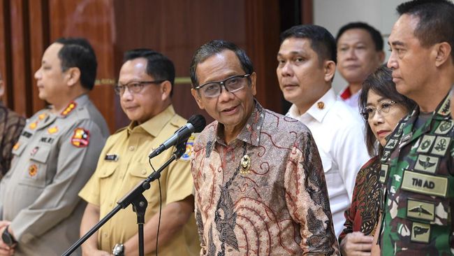 Menko Polhukam Mahfud MD menyebut kelompok yang sudah terpapar terorisme harus benar-benar dipantau karena sangat cepat jika sudah bergerak.