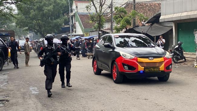 BNPT disebut telah kecolongan atas aksi bom bunuh diri di Polsek Astana Anyar. BNPT mestinya mengawasi kegiatan Agus selaku eks napiter berstatus merah.