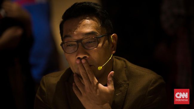 Ridwan Kamil mengimbau warga Jabar tetap waspada setelah bom bunuh diri terjadi di Polsek Astana Anyar, Kota Bandung.