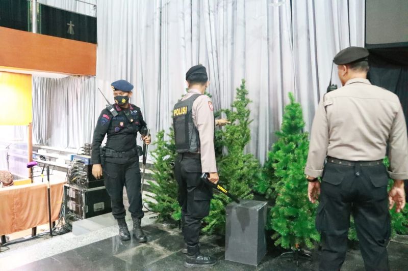 Tim penjinak bom sterilisasi gereja di Mojokerto