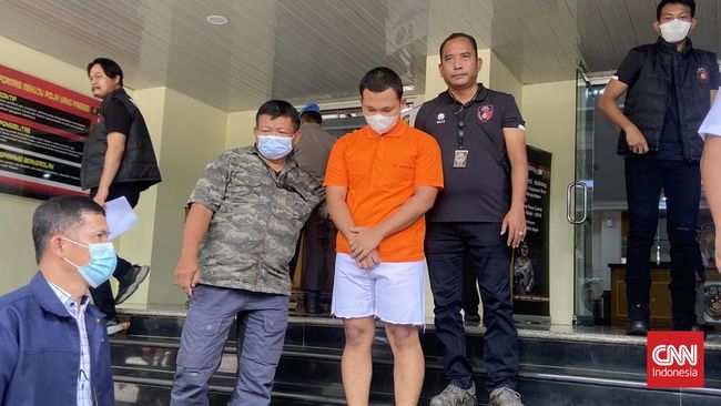 Saat rekonstruksi, Bripda HS sempat datang ke masjid untuk membersihkan sisa-sisa darah yang menempel di baju dan wajahnya usai membunuh Sony Rizal.