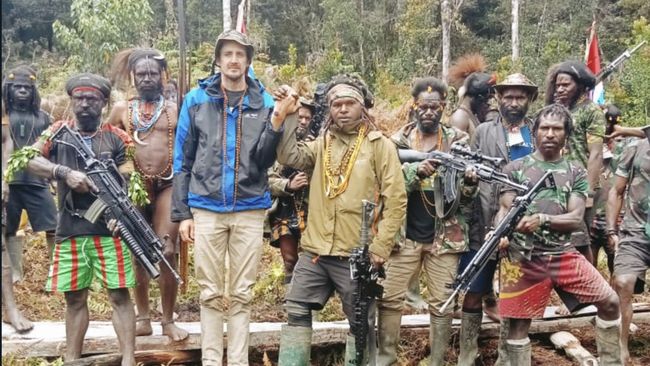 Sebulan berlalu, pilot Susi Air Kapten Philip masih di bawah sandera KKB Papua. Negosiasi pemerintah belum menemukan titik terang.