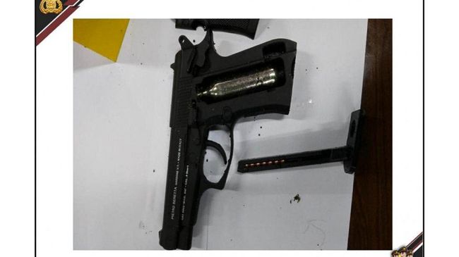 KPK menemukan 15 pucuk senjata api saat menggeledah rumah Mahendra Dito SaliasDito Mahendra pada Senin (13/3).