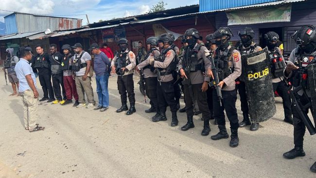 Kepala Bidang Humas Polda Papua Kombes Ignatius Benny Ady Prabowo mengatakan pasukan Brimob telah diberangkatkan ke Puncak Jaya sejak kemarin.