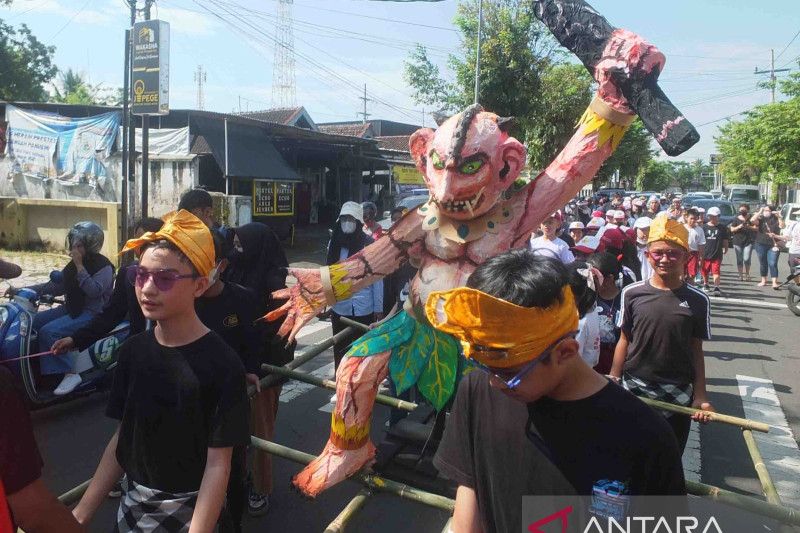 Tumbuhkan toleransi beragama sejak dini dengan pawai ogoh-ogoh