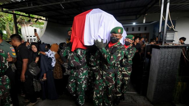 Pencarian terhadap empat prajurit TNI yang tewas dalam baku tembak dengan KKB sempat terkendala cuaca dan medan. Kini evakuasi sudah berhasil dilakukan.