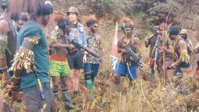 KKB mengklaim aparat militer RI tengah melakukan pemboman di wilayah Ndugama di tengah proses pembebasan pilot Susi Air.