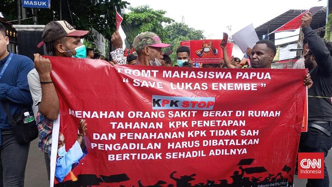 Massa pendukung Lukas Enembe di PN Jaksel mengatasnamakan diri Front Mahasiswa Papua. Mereka menggelar demonstrasi sekitar pukul 11.10 WIB.