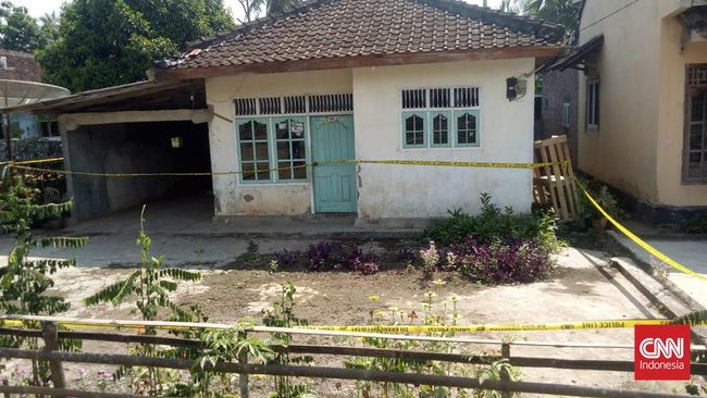 Polisi menggeledah dan memasang garis polisi di rumah Mustopa, pelaku penembakan Kantor MUI, yang berada di Pesawaran, Lampung.