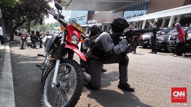 Densus 88 Antiteror Mabes Polri menangkap sejumlah terduga teroris di sejumlah daerah di Indonesia.