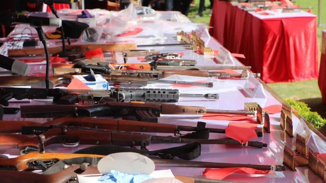 Polisi menetapkan empat orang tersangka terkait dugaan peredaran dan jual beli senjata api ilegal. Tersangka itu ditangkap di tiga wilayah berbeda.