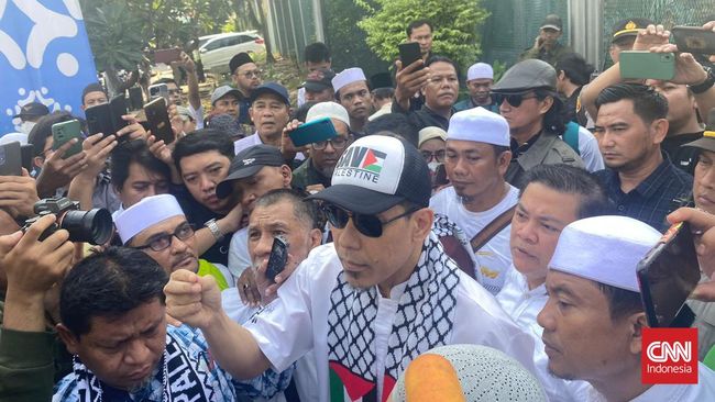 Mantan petinggi FPI Munarman bebas dari penjara pada pagi hari ini, Senin (30/10). Dia sudah menjalani hukuman sebagai narapidana kasus terorisme.