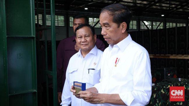 Bakal calon presiden Prabowo Subianto memuji sejumlah pencapaian program Presiden Joko Widodo yang menurutnya berpihak pada rakyat.