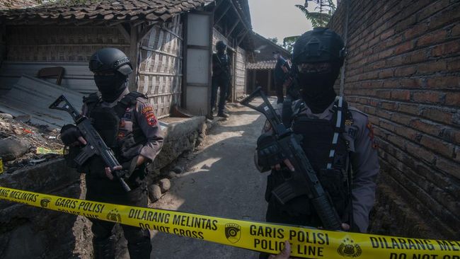 Densus 88 dikabarkan menggelar operasi penangkapan terduga teroris di Sragen dan Solo Raya, Jawa Tengah. Polres Sragen membenarkan operasi penangkapan ini.