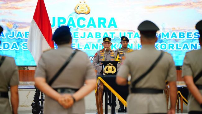 Kapolri Jenderal Listyo Sigit Prabowo menaikkan pangkat 11 perwira tinggi Polri, termasuk Kapolda Gorontalo.