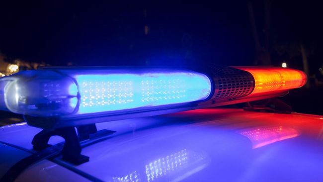 Polisi membantah pengemudi pemakai rotator mobil yang viral di media sosial merupakan pejabat polisi di Densus 88.