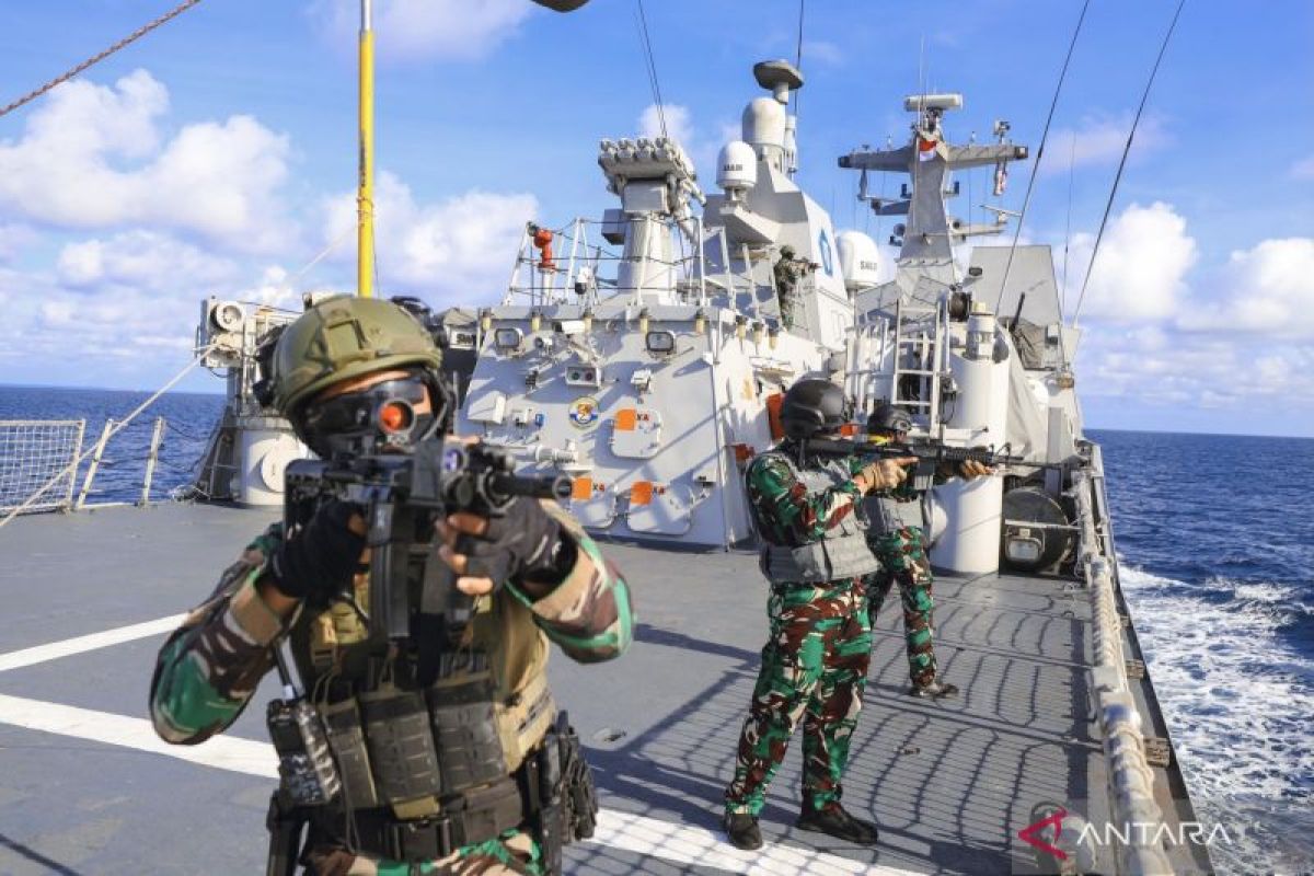 KRI FKO dan KRI Sampari siaga tempur saat berlayar lewati Laut Sulu