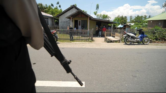 Terduga teroris itu ditangkap Detasemen Khusus (Densus) 88 Antiteror Polri di Kampung Kamojing Barat, Cikampek, Karawang, Jawa Barat, Sabtu (15/6).