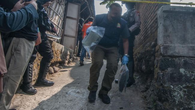 Densus 88 Polri juga turut menyita sejumlah barang bukti elektronik hingga bahan peledak dari kediaman pedagang bubur di Karawang, Jawa Barat.