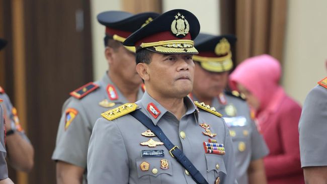 Mantan Kapolda Jawa Tengah Ahmad Luthfi kini menyandang pangkat bintang tiga alias komisaris jenderal dalam penugasan selaku Irjen di Kemendag.