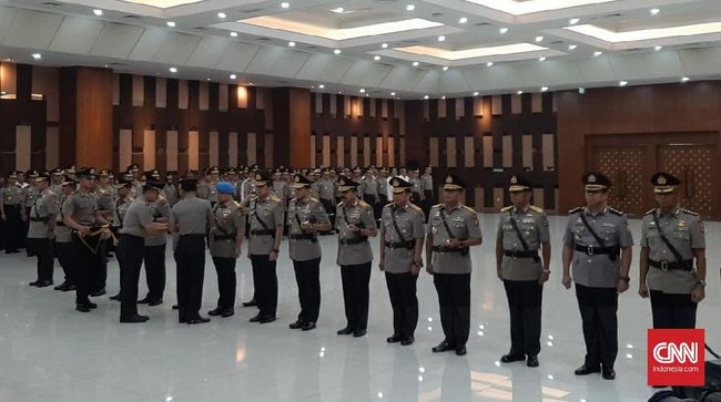 Salah satu perwira tinggi Polri yang menerima kenaikan pangkat setingkat lebih tinggi yakni Ahmad Luthfi.