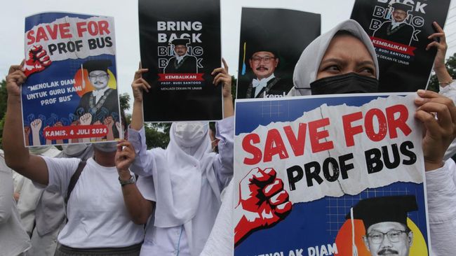 Dekan FK Unair Budi Santoso dicopot dari jabatannya. Diduga karena menyatakan sikap menolak rencana kedatangan dokter asing.