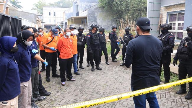 Densus 88 Antiteror Polri meminta keterangan orang tua terduga teroris berinisal HOK (19) yang ditangkap di Kecamatan Junrejo, Kota Batu, Jawa Timur.