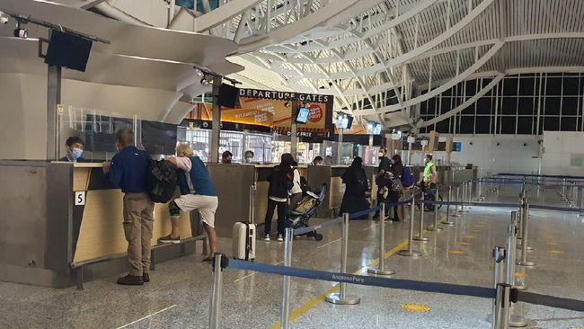 Dirjen Imigrasi Silmy Karim menjelaskan petugas Imigrasi termasuk pekerjaan dengan risiko tinggi sehingga perlu dilengkapi senjata api.