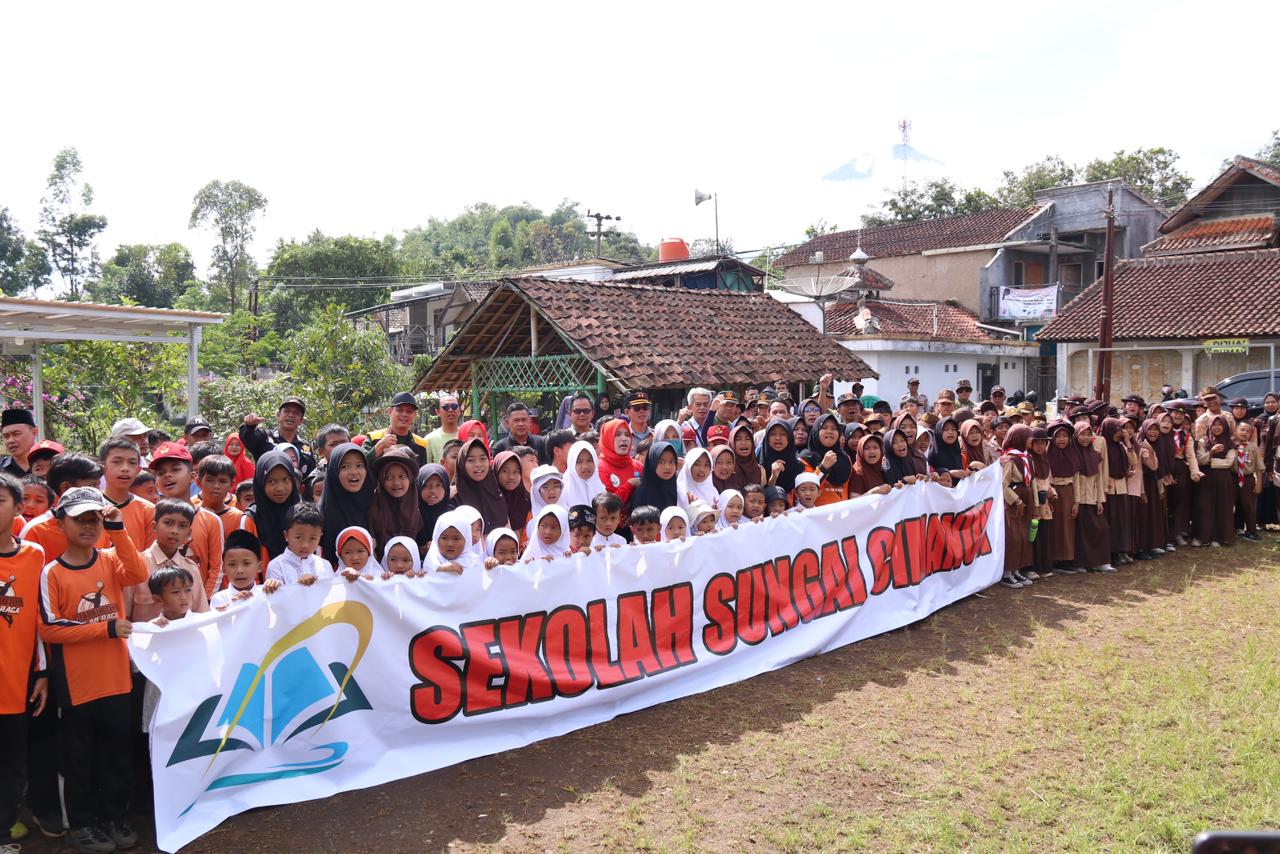 Sekolah Sungai Cimanuk Bersama Warga Garut Hijaukan Lingkungan