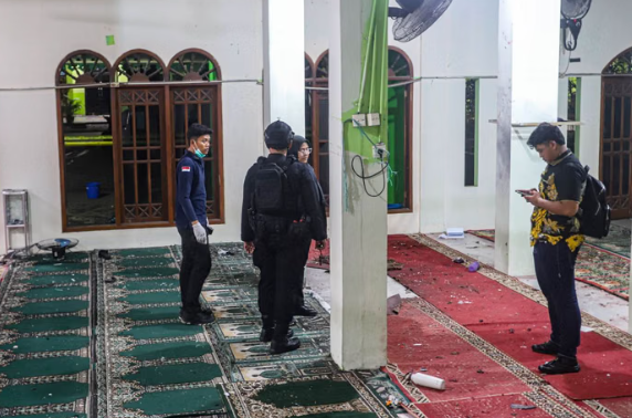 Terekam CCTV, Detik-Detik Pelaku Lepas Seragam dan Tenteng Senjata Mainan sebelum Ledakan SMAN 72