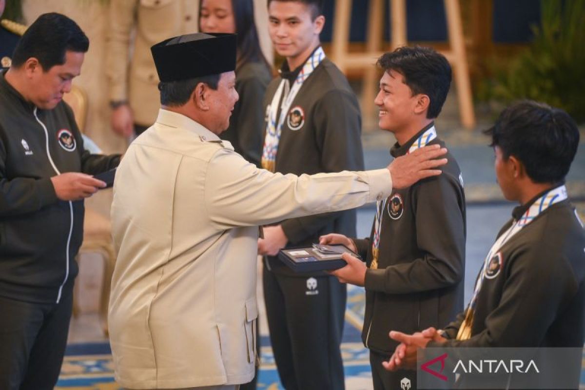 Prabowo berpesan kepada lifter Rizki Juniansyah agar bonusnya ditabung