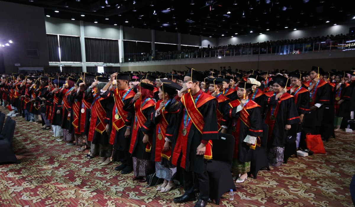 Wisuda ke-12 Universitas Pembangunan Jaya: Mengukuhkan 700 Lulusan di Usia 15 Tahun